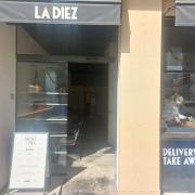 Establecimiento reconocible desde el exterior con rótulo en fachada.