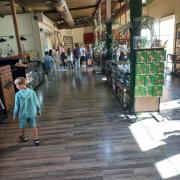 Recorrido definido por disposición del equipamiento y el mobiliario.