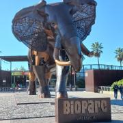 Establecimiento reconocible desde el exterior con rótulo en entrada.