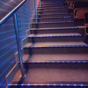 Disponibilidad de pilotos luminosos en perfil de escalones para identificación de escalera.