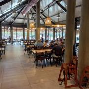 Recorridos longitudinales definidos por disposición del equipamiento y distribución del mobiliario.