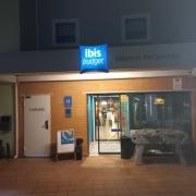 Establecimiento reconocible desde el exterior con rótulo en fachada.