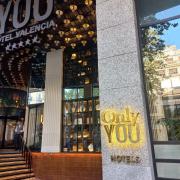 Establecimiento reconocible desde el exterior con rótulo en fachada.