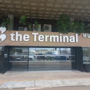 Establecimiento reconocible desde el exterior con rótulo en fachada.