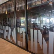 Establecimiento reconocible desde el exterior con rótulo en fachada.