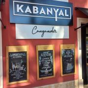 Establecimiento reconocible desde el exterior con rótulo en fachada.