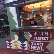 Establecimiento reconocible desde el exterior con rótulo en fachada.