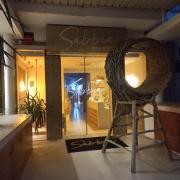 Establecimiento reconocible desde el exterior con rótulo en fachada.