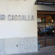 Establecimiento reconocible desde el exterior con rótulo en fachada.