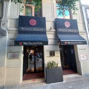 Establecimiento reconocible desde el exterior con rótulo en fachada.