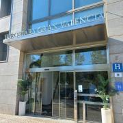 Establishment recognizable from the outside with a sign on the facade.