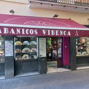 Establecimiento reconocible desde el exterior con rótulo en fachada.