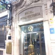 Establishment recognizable from the outside with a sign on the facade.