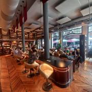 Iluminación homogénea, sin zonas de sombra ni elementos que emitan reflejos y recorrido definido por disposición longitudinal del mobiliario.