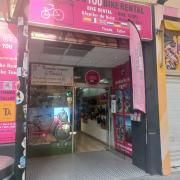 Establecimiento reconocible desde el exterior con rótulo en fachada.