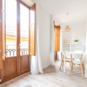 Salón con zonas de paso amplias.