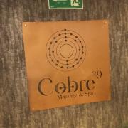 Establecimiento reconocible desde el exterior con rótulo en entrada,