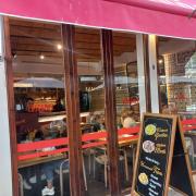 Establecimiento reconocible desde el exterior con rótulo en fachada.