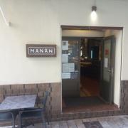 Establecimiento reconocible desde el exterior con rótulo en fachada.