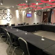 Salón accesible, mesas accesibles y móviles para adecuar el espacio según el tipo de evento. Disponen tanto de mesas altas como bajas a demanda de los clientes.