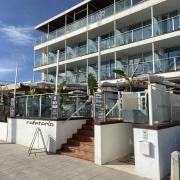 Acceso principal al establecimiento preparado con montacargas.