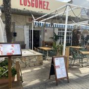 Acceso principal al establecimiento con una correcta accesibilidad exterior.