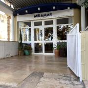 Acceso principal al establecimiento con rampa y una correcta accesibilidad exterior.