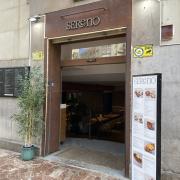 Accés principal a l'establiment amb portes automàtiques i una correcta accessibilitat exterior.