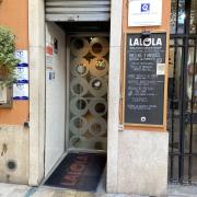 Acceso principal al establecimiento con puertas batientes, rampa y una correcta accesibilidad exterior.