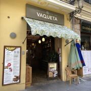 Accés principal a l'establiment amb portes batents.