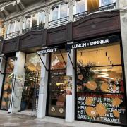 Acceso principal al establecimiento con una correcta accesibilidad exterior.