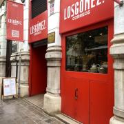 Acceso principal al establecimiento con una correcta accesibilidad exterior.