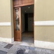 Acceso principal al establecimiento con una correcta accesibilidad exterior y puertas batientes.