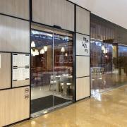 Acceso principal al establecimiento con puertas automáticas y una adecuada accesibilidad exterior.