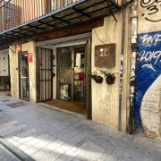 Acceso principal al establecimiento con puertas batientes.