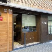 Acceso principal al establecimiento con puertas batientes.