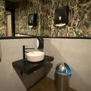 Lavamanos accesible con altura adecuada en baños adaptados comunes.