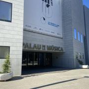 Flat main access to the establishment with swing doors.