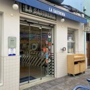 Main access to the establishment with automatic doors and proper exterior accessibility.