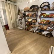 Espacio accesible con estantería de productos a distintas alturas.