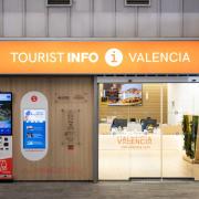 Acceso principal desde el interior de la estación de tren del AVE Joaquín Sorolla