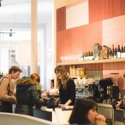 sala del federal café con clientes