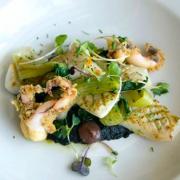 detalle plato pescado en restaurante portolito