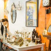 Mercadillo dentro de una sala del mercado de Tapinería de Valencia