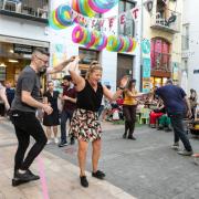 pareja bailando en el mercado de tapineria