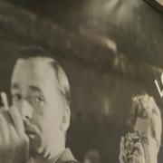 pared vinilada con letras por la libertad