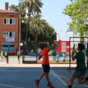Niños jugando a colpbol en el recreo